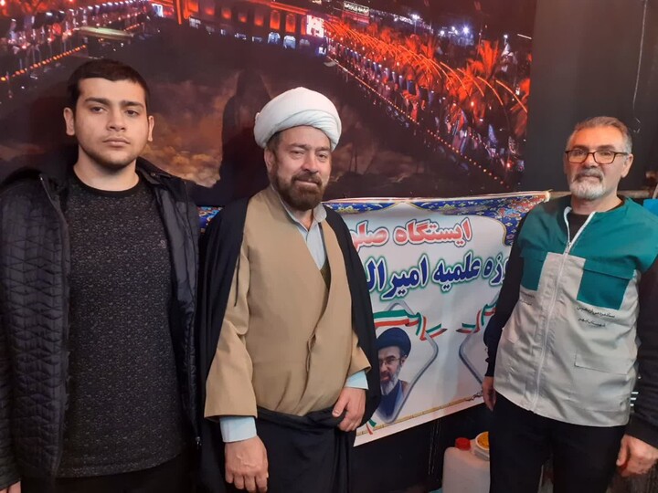 تصاویر / برپایی موکب حوزه علمیه ابهر در کنار حماسه آفرینی های مردم