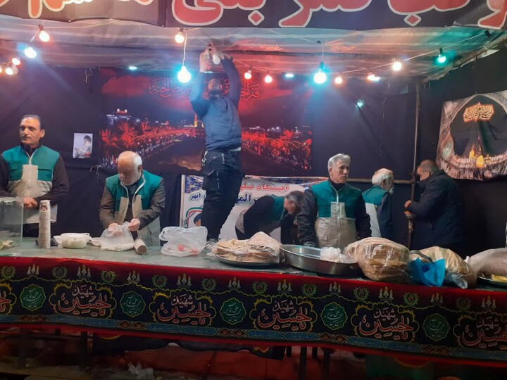 تصاویر / برپایی موکب حوزه علمیه ابهر در کنار حماسه آفرینی های مردم