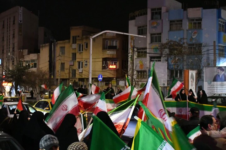 تصاویر / برپایی موکب حوزه علمیه خواهران استان آذربایجان شرقی در کنار حماسه آفرینی های مردم