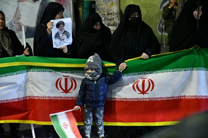 تصاویر / برپایی موکب حوزه علمیه خواهران استان آذربایجان شرقی در کنار حماسه آفرینی های مردم