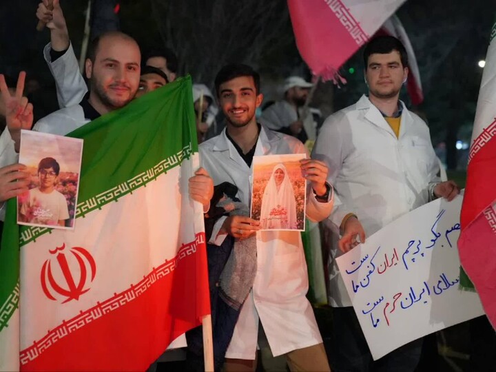 تصاویر / تجمع کادر سلامت همدان در محکومیت حملات وحشیانه دشمن به مراکز درمانی
