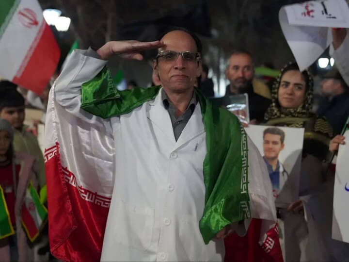 تصاویر / تجمع کادر سلامت همدان در محکومیت حملات وحشیانه دشمن به مراکز درمانی