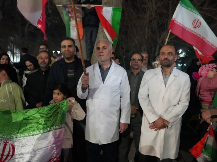 تصاویر / تجمع کادر سلامت همدان در محکومیت حملات وحشیانه دشمن به مراکز درمانی