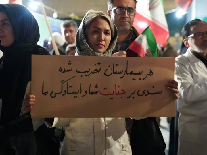 تصاویر / تجمع کادر سلامت همدان در محکومیت حملات وحشیانه دشمن به مراکز درمانی