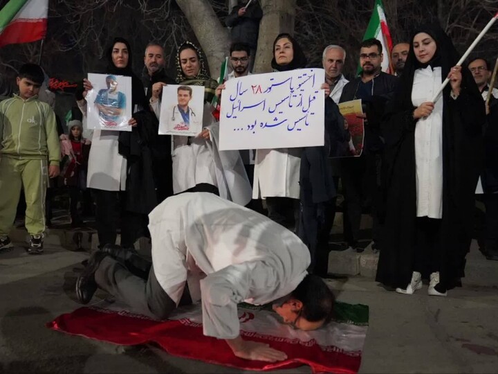 تصاویر / تجمع کادر سلامت همدان در محکومیت حملات وحشیانه دشمن به مراکز درمانی