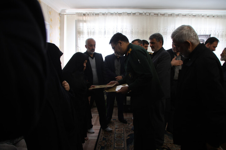 تصاویر / تجلیل نماینده ولی فقیه در استان همدان از خانواده سردار شهید امدادی فرد