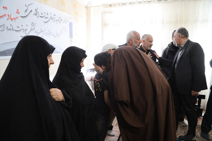 تصاویر / تجلیل نماینده ولی فقیه در استان همدان از خانواده سردار شهید امدادی فرد