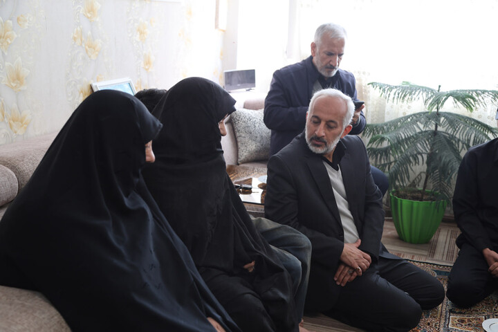تصاویر / تجلیل نماینده ولی فقیه در استان همدان از خانواده سردار شهید امدادی فرد