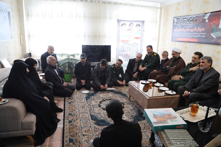 تصاویر / تجلیل نماینده ولی فقیه در استان همدان از خانواده سردار شهید امدادی فرد