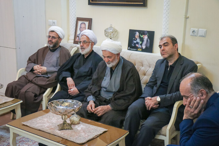 تصاویر/ تکریم نماینده مجلس و جمعی از مسئولین استان قم از خانواده شهدای جنگ تحمیلی سوم