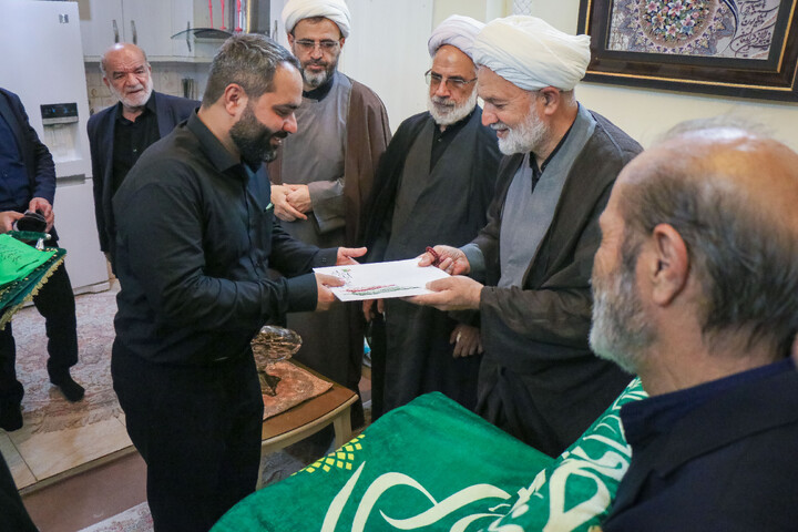 تصاویر/ تکریم نماینده مجلس و جمعی از مسئولین استان قم از خانواده شهدای جنگ تحمیلی سوم