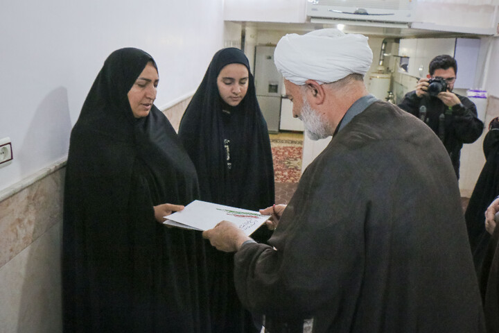 تصاویر/ تکریم نماینده مجلس و جمعی از مسئولین استان قم از خانواده شهدای جنگ تحمیلی سوم