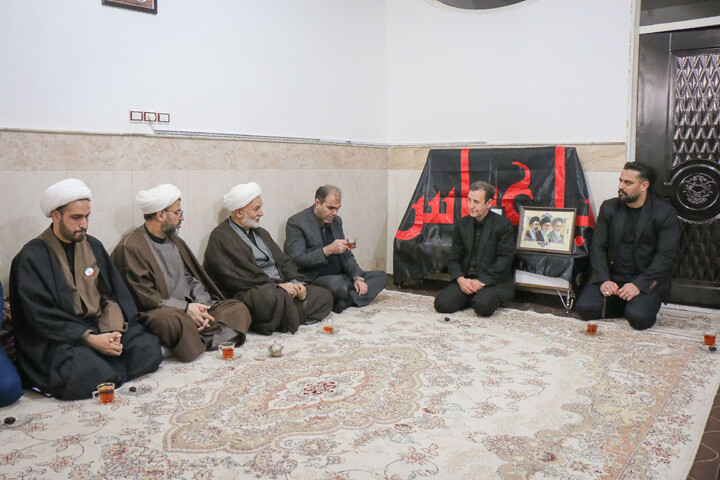 تصاویر/ تکریم نماینده مجلس و جمعی از مسئولین استان قم از خانواده شهدای جنگ تحمیلی سوم