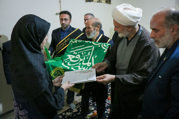 تصاویر/ تکریم نماینده مجلس و جمعی از مسئولین استان قم از خانواده شهدای جنگ تحمیلی سوم