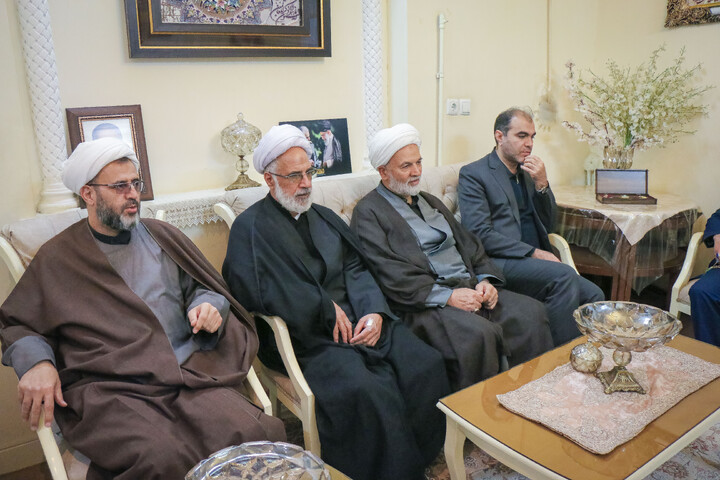 تصاویر/ تکریم نماینده مجلس و جمعی از مسئولین استان قم از خانواده شهدای جنگ تحمیلی سوم