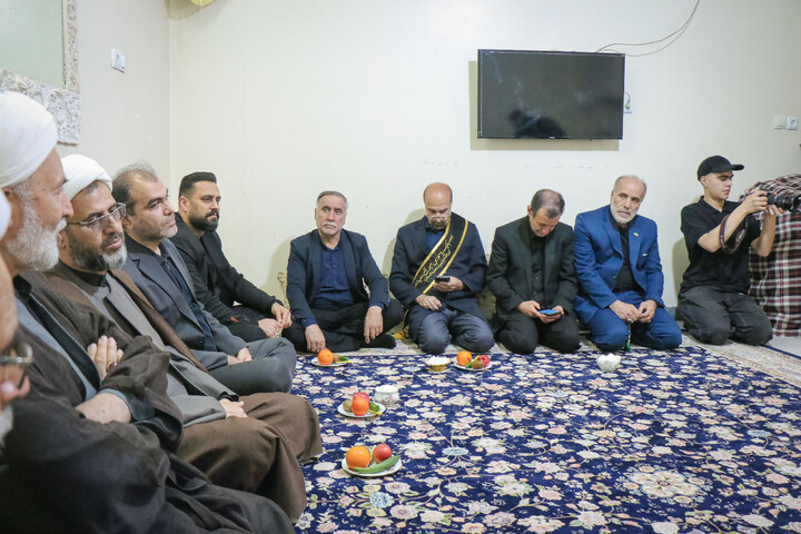 تصاویر/ تکریم نماینده مجلس و جمعی از مسئولین استان قم از خانواده شهدای جنگ تحمیلی سوم