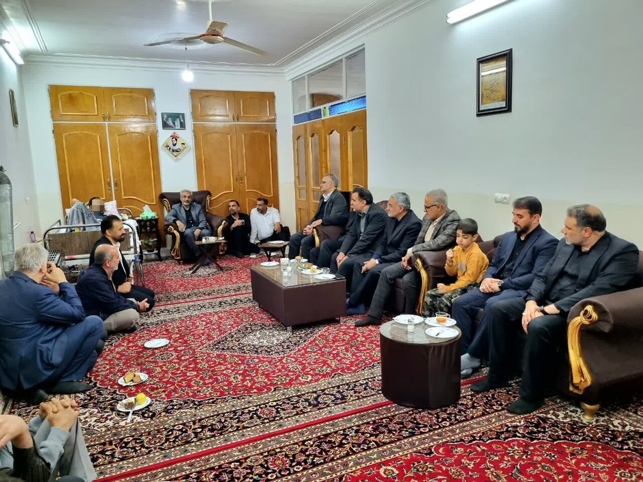 دیدار فرماندار کاشان و مسئولان با دو جانباز جنگ تحمیلی +تصاویر