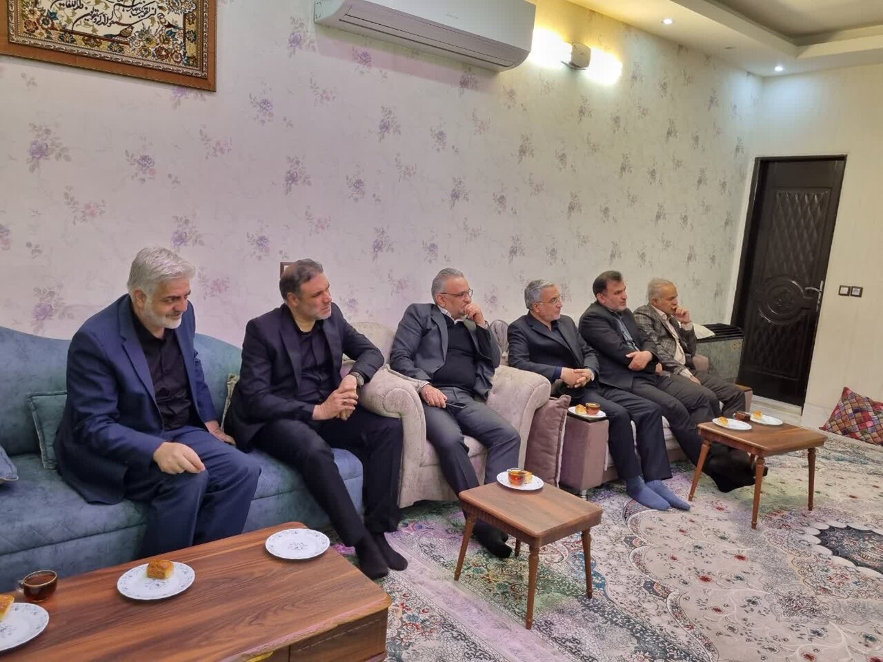 دیدار فرماندار کاشان و مسئولان با دو جانباز جنگ تحمیلی +تصاویر