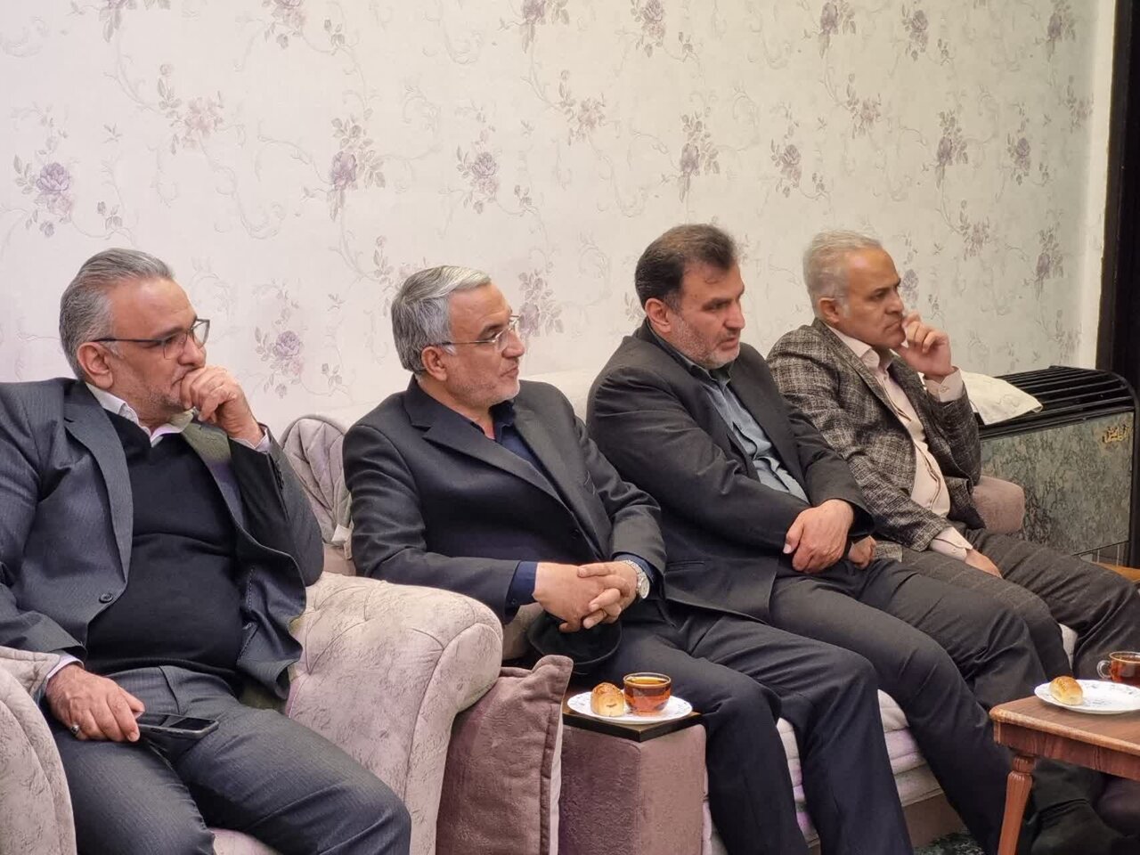 دیدار فرماندار کاشان و مسئولان با دو جانباز جنگ تحمیلی +تصاویر