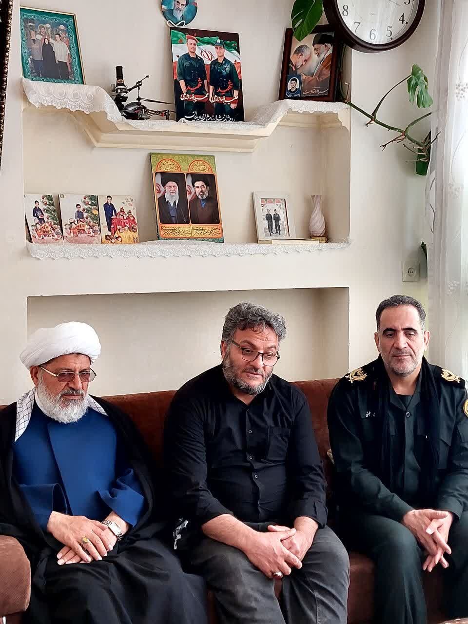 خدمت‌رسانی به خانواده شهدا یک وظیفه همگانی است