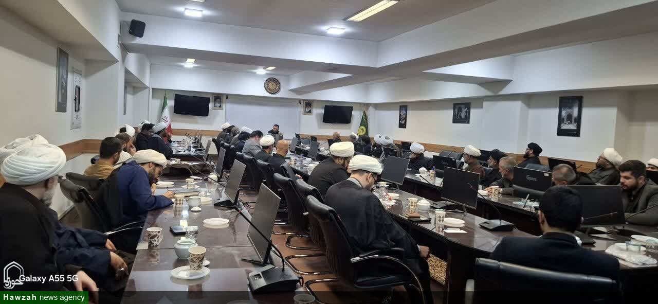 نشست «تبیین مکتب امام خامنه‌ای و وضعیت صحنه نبردِ وعده صادق ۴» در حرم رضوی برگزار شد