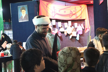 برپایی موکب فرهنگی خدماتی «قرارگاه رهبر شهید» در میدان فردوسی مشهد/ میدان‌داری طلاب در جهاد تبیین شهری