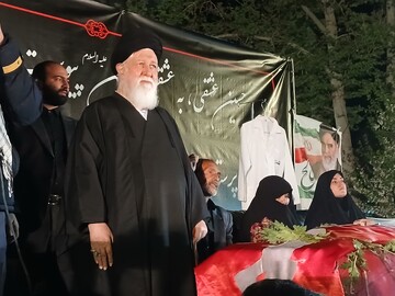 ملت ایران با الهام از فرهنگ عاشورا در برابر تهدیدها ایستاده است