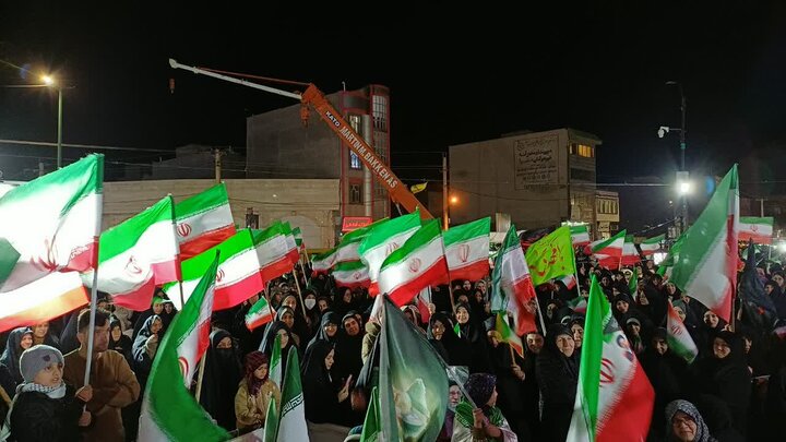 تصاویر/سی و هفتمین شب حضور پرشور مردم ولایتمدار مامونیه در تجدید بیعت با آرمان‌های انقلاب