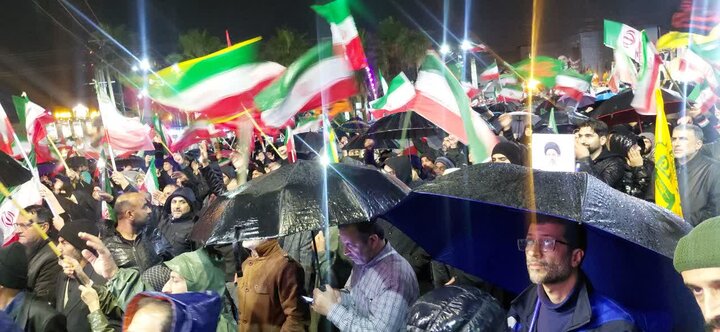 تجمع حماسی مردم آمل در شامگاه هفدهم فروردین