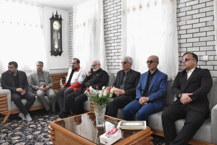 تصاویر/دیدار با خانواده جمعی از شهدای جنگ رمضان در شهرستان دورود