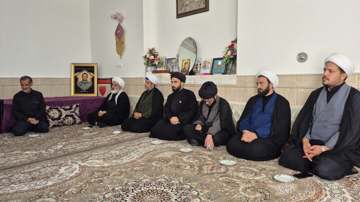تصاویر/ دیدار مدیر و معاونان حوزه علمیه منطقه کاشان با خانواده معظم شهیدان سیدیان و خشاپور
