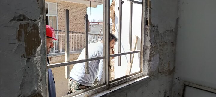 تصاویر/فعالیت گروه جهادی مدرسه امام صادق(ع)بروجرد به خانه های آسیب دیده از جنگ رمضان
