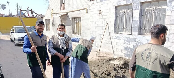 تصاویر/فعالیت گروه جهادی مدرسه امام صادق(ع)بروجرد به خانه های آسیب دیده از جنگ رمضان