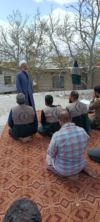 تصاویر/فعالیت گروه جهادی مدرسه امام صادق(ع)بروجرد به خانه های آسیب دیده از جنگ رمضان
