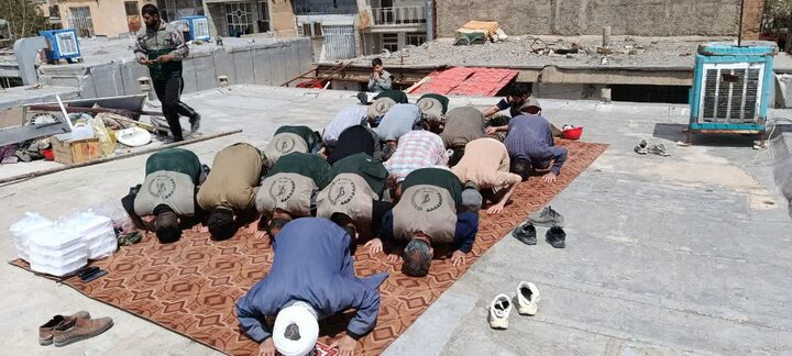 تصاویر/فعالیت گروه جهادی مدرسه امام صادق(ع)بروجرد به خانه های آسیب دیده از جنگ رمضان