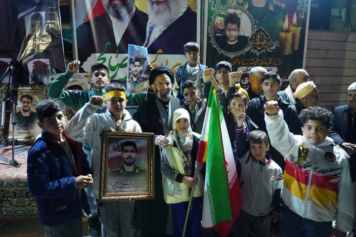 تصاویر/اجتماع عشایر عزادار رهبر شهید و مراسم بیعت با سومین رهبر انقلاب اسلامی در روستای انگز خرم آباد