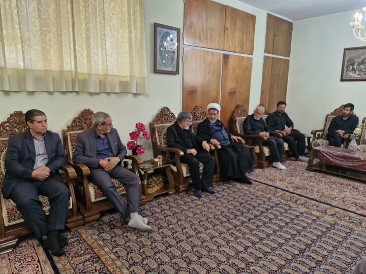 تصاویر/دیدار نماینده مجلس و امام جمعه کرمان با خانواده دو شهید این استان