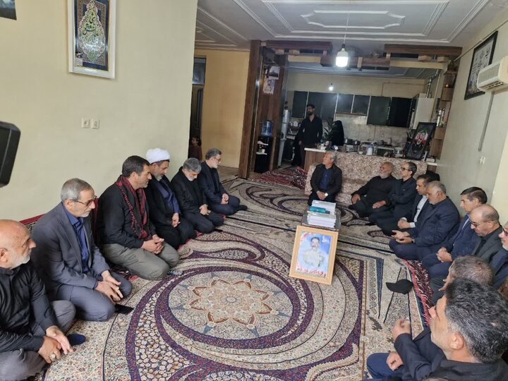 تصاویر/دیدار نماینده مجلس و امام جمعه کرمان با خانواده دو شهید این استان