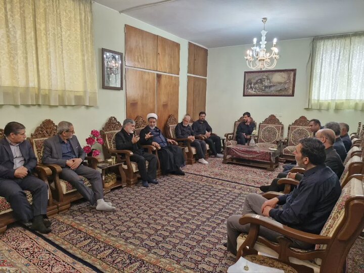 تصاویر/دیدار نماینده مجلس و امام جمعه کرمان با خانواده دو شهید این استان