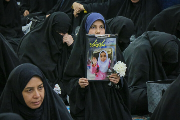 تصاویر/ آئین چهلمین روز شهدای جنایت آمریکایی صهیونی در مدرسه شجره طیبه میناب در آستان مقدس مسجد جمکران