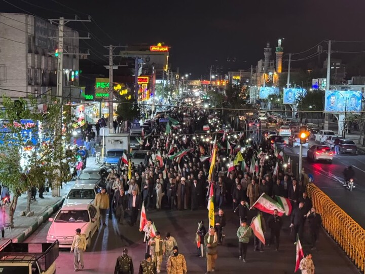 تصاویر/ راهپیمایی مردم انقلابی و بصیر شهرستان قرچک از مسجدجامع تا میدان امام خمینی (ره)