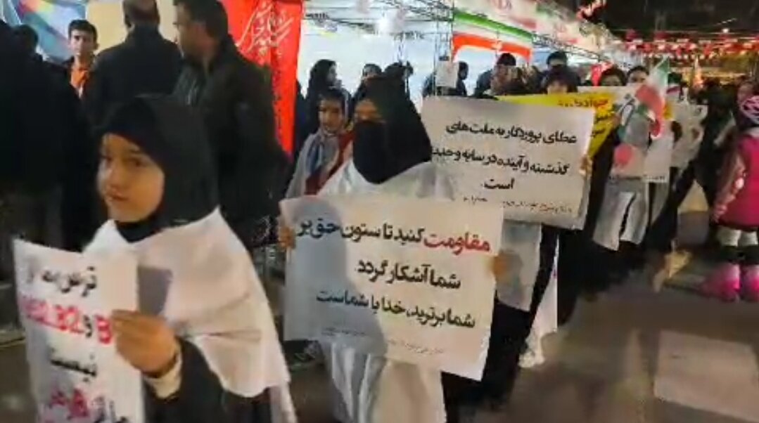 فیلم| بانوان کفن پوش اراکی در اجتماع شبانه
