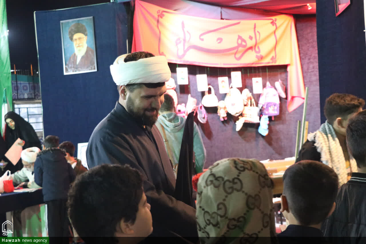 برپایی موکب فرهنگی خدماتی «قرارگاه رهبر شهید» در میدان فردوسی مشهد/ میدان‌داری طلاب در جهاد تبیین شهری