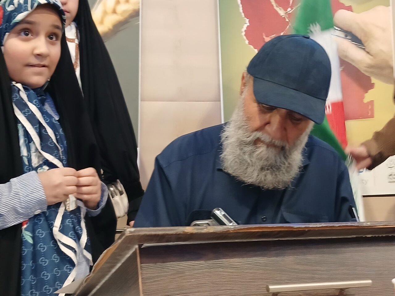 مسعودنجابتی هنرمندگرافیست در نمایشگاه روایت یک نگاه