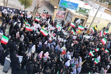 تصاویر / همدردی فرهنگیان و دانش آموزان شهرستان فراهان با دانش آموزان شهید