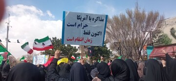 تصاویر/حضور پرشورطلاب کفن پوش  ،کادر و اساتید مدرسه علمیه فاطمه زهرا سلام الله علیها اراک در اربعین امام شهید