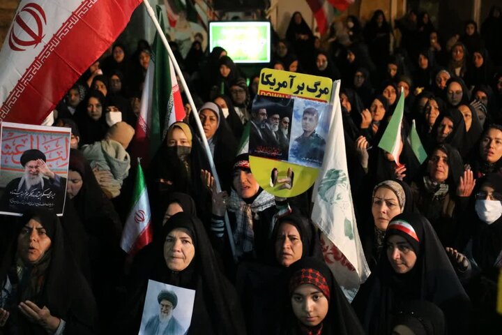 تصاویر/اجتماع شبانه مردم ولایی و انقلابی کارچان در دفاع از ایران