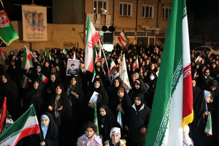 تصاویر/اجتماع شبانه مردم ولایی و انقلابی کارچان در دفاع از ایران