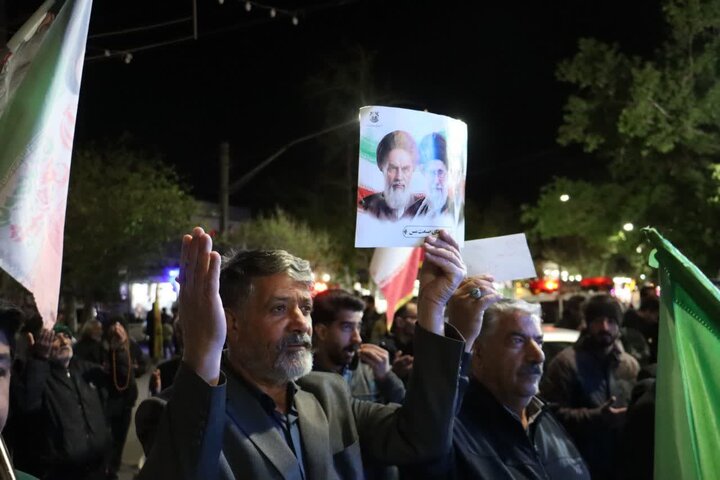 تصاویر/ مردم ماهان همچنای پای کار نظام و انقلاب در تجمع شبانه