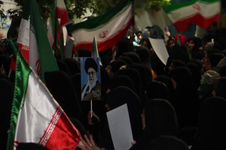 تصاویر/ مردم ماهان همچنای پای کار نظام و انقلاب در تجمع شبانه